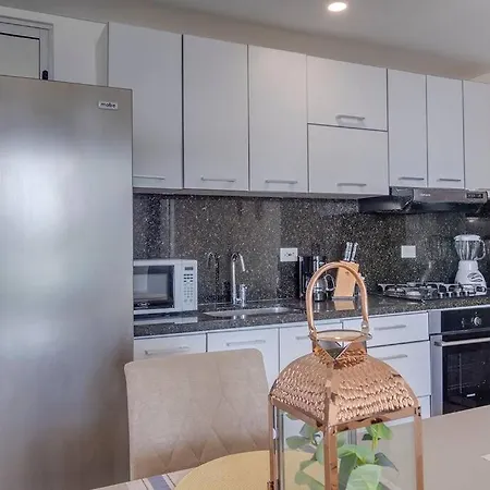 Apartamento Moderno En Frente De La Playa. *