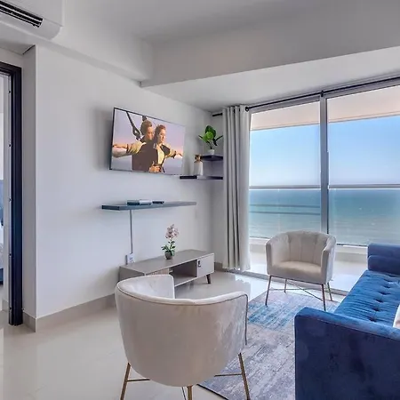 Moderno En Frente De La Playa. Apartamento *